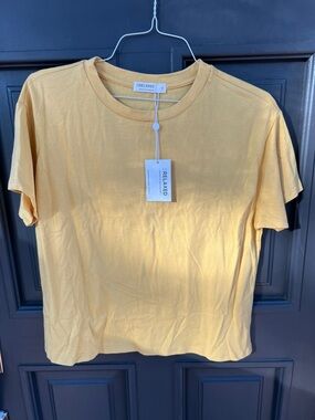 La Relaxed Women's Short Sleeve Tee in Soft Yellow